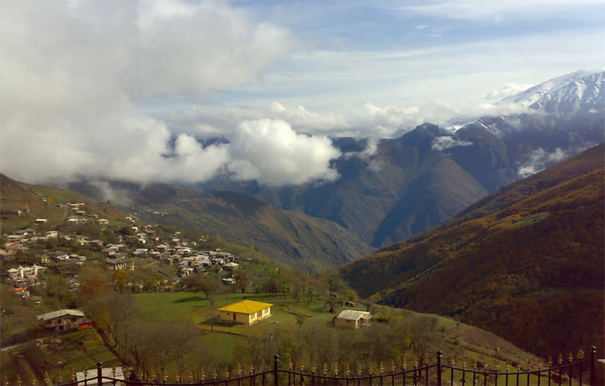 روستای فشکور در هوای ابری